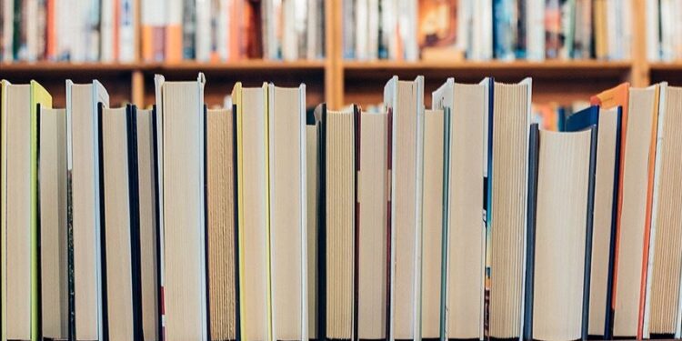 Bir Kitap da Benden projesiyle deprem bölgesinde kitap dağıtılıyor