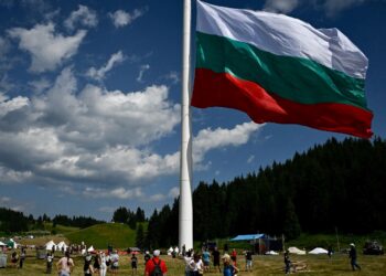 Bulgaristan’ın en büyük bayrağı AB’nin en yüksek direğinde göndere çekildi: Türkiye’de üretildi