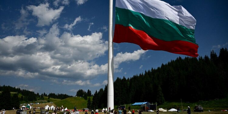 Bulgaristan’ın en büyük bayrağı AB’nin en yüksek direğinde göndere çekildi: Türkiye’de üretildi