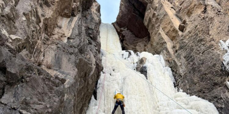 Sarıkamış’ta Heyecan Dolu Keşif: Keklik Şelalesi Buz Tırmanışına Açıldı! ❄️🧗♂️