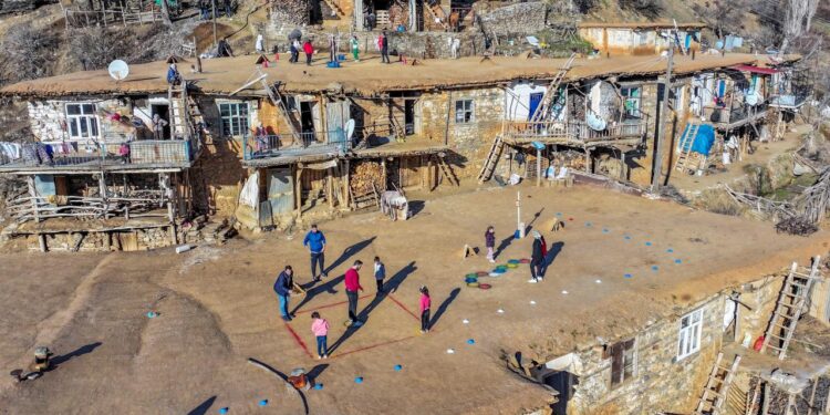 Kırsaldan Yükselen Kahkahalar: Çocuklar Geleneksel Oyunlarla Buluştu! 🪀