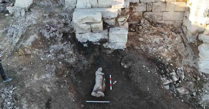 Perge’de arkeolojik keşifler sürüyor: Afrodit ve Roma dönemi figürleri bulundu 🗿🔍
