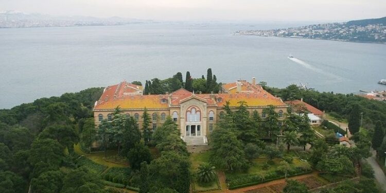 Geçmişle bugün arasında bir bağ: Heybeliada Ruhban Okulu’nun hikayesi belgesele konu oldu 📜🏛️