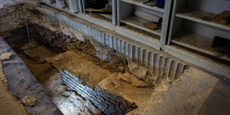 Arkeologlar, Roma Londrası’nın kalbini keşfetti: İlk forum ve bazilika ortaya çıkarıldı 🔎🏗️