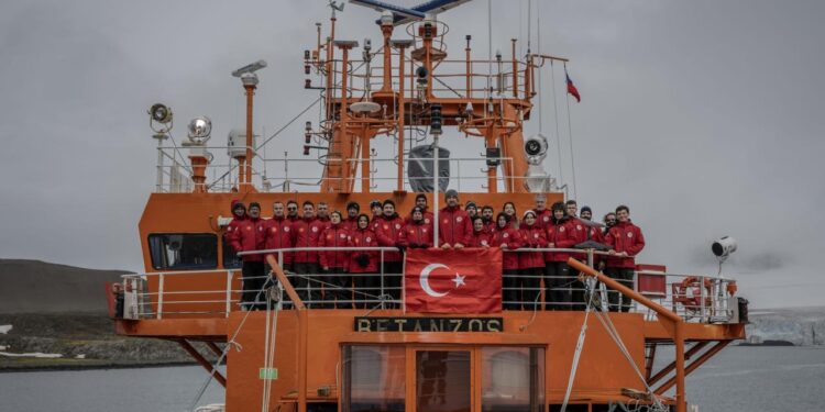 14 bin kilometrelik yolculuk tamamlandı: Türk ekibi Beyaz Kıta’da bilim için çalışıyor ❄️ 🚀