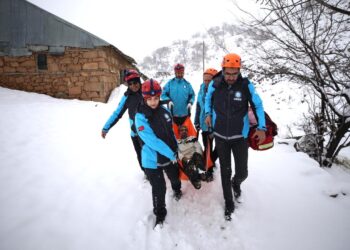 UMKE zorlu kış şartlarında hayat kurtarıyor: Paletli ambulanslar yolda! 🚑 ❄️