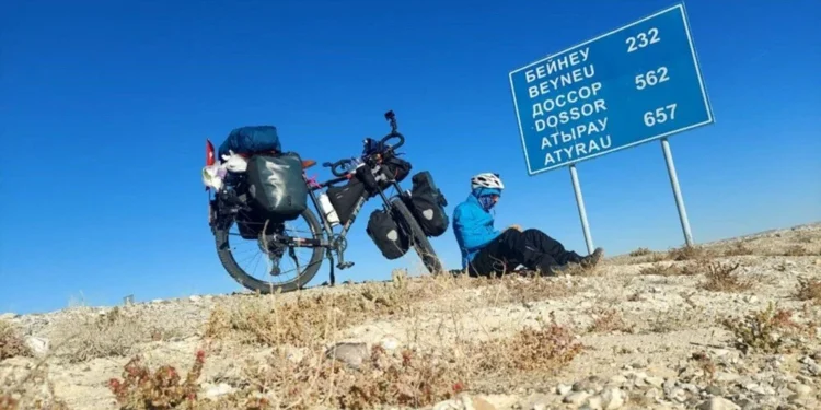 Çalışma hayatına veda etti, pedal çevirerek dünyayı keşfetti! Ersin Vural, bisikletiyle kıtaları aştı, anılarını “İpek Yolu: Bisiklet Günlükleri” ile ölümsüzleştirdi! 📚🇹🇷