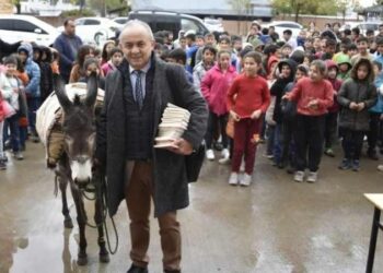 Bilge amca eşeğiyle çıktığı yolculukta 14 bin çocuğun hayaline ortak oldu 🐴 📚