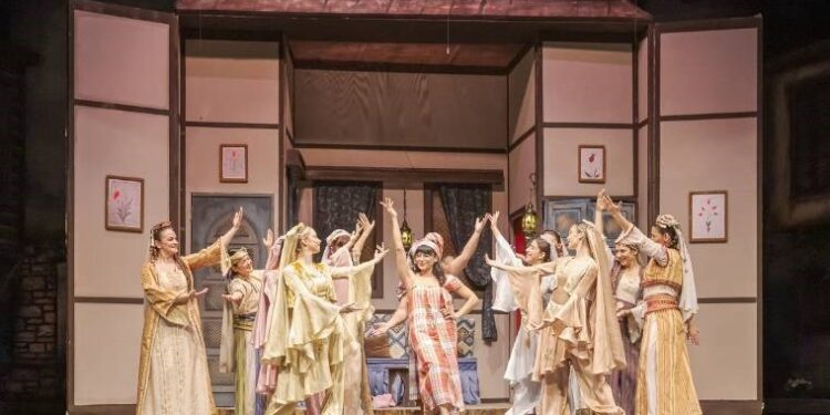 Nostaljik bir başyapıt yeniden canlanıyor: “7 Kocalı Hürmüz” Antalya’da sanatseverlerle buluşuyor! ✨🎤