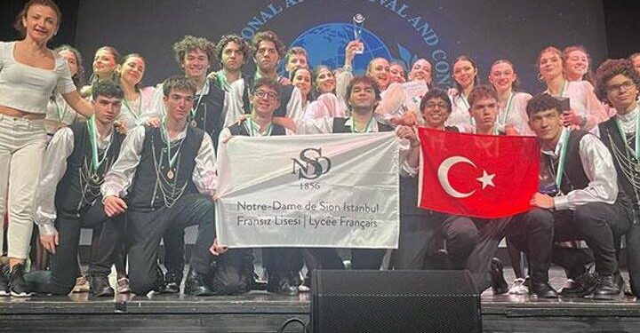 Türk gençleri roma’yı salladı! folklor ve müzikle “Roma’nın Yıldızları” ödülünü aldılar ✨👏🏻