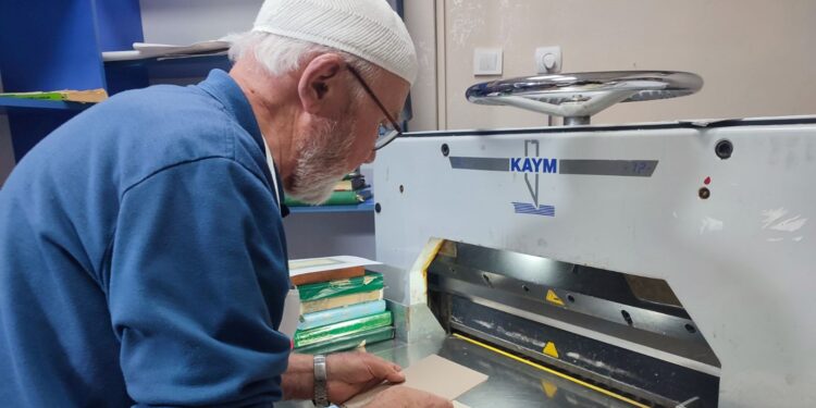 70 Yaşındaki Usta, Kutsal Kitapları Ciltlemeye Devam Ediyor! 🥰🙏