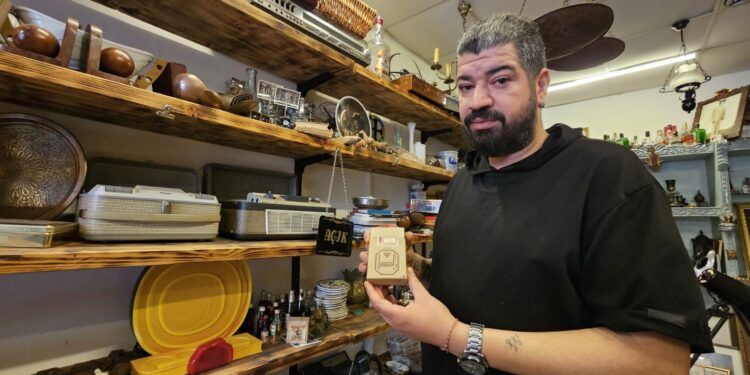 Geçmişten gelen bir tutku: Sercan Morcu, ailesinden aldığı ilhamla kaybolmaya yüz tutmuş objeleri gün yüzüne çıkarıyor! 🏡💡