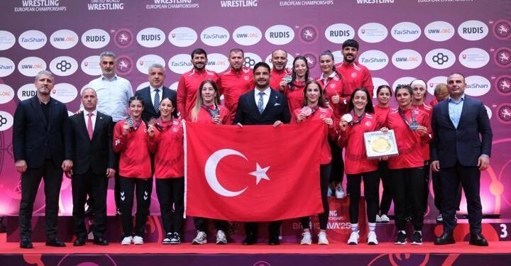 Türk kadınının gücü güreş minderinde! Avrupa’da 7 madalya birden geldi 🥈🥉🇹🇷