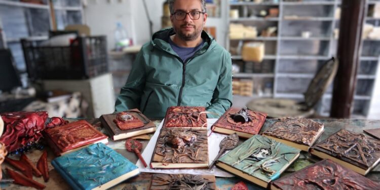 Türkiye’nin nadir deri ciltleme ustalarından Çorumlu Kazım Birdal Tüfekçi, sanatını dünyaya taşıyor! 🇹🇷💫