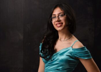 Genç Piyanist Arya Su Gülenç, Almanya’da Birincilik Kazandı! 🎹🏆