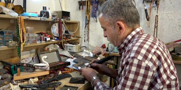 Sivas’ta unutulmaya yüz tutan sanat canlanıyor: Kemik taraklar sanat eserine dönüşüyor! ✨🎨