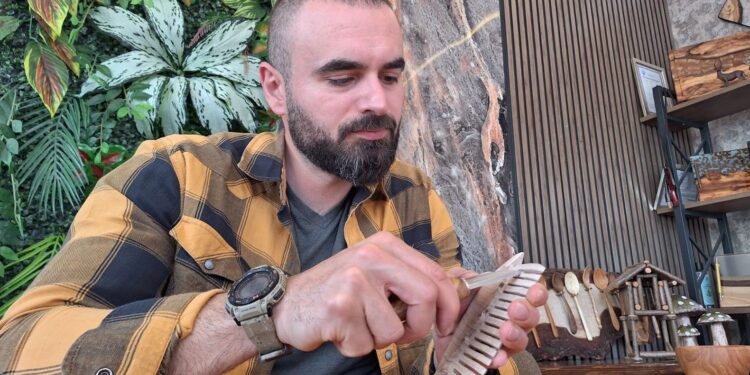 Trabzonlu ahşap ustası Selami Karaahmet’in eserleri dünyayı aşıyor! 🌳🌍