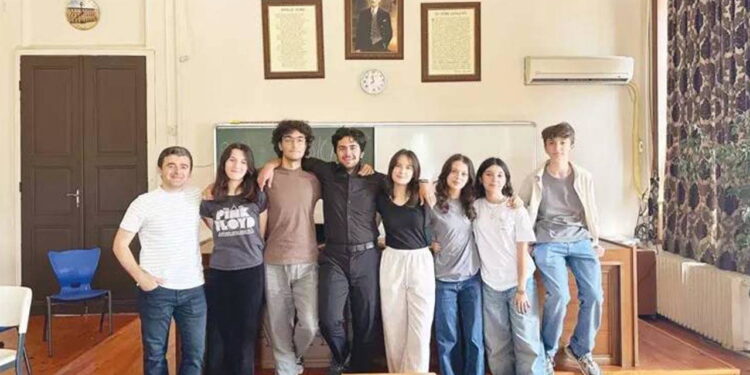Cağaloğlu Anadolu Lisesi öğrencileri Avrupa’da zirvede: CERN’de bilimsel bir ilke imza atıyorlar! 🌟🔭