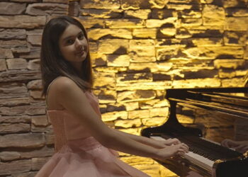 Türk Piyanist Elif Naz Ertuğrul, Salzburg Mozarteum Üniversitesi’ne kabul edilen en genç Türk oldu! 🎹🇹🇷