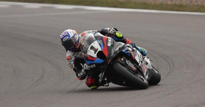 Milli motosikletçimiz Toprak Razgatlıoğlu İngiltere’de şampiyonlukla zirveye yükseldi! 🏆🇹🇷