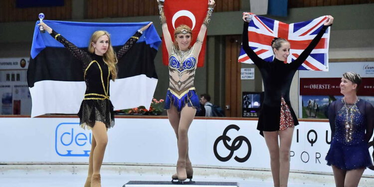 Naz Arıcı, Dünya Masterlar Artistik Buz Pateni şampiyonu oldu! ⛸️🏅