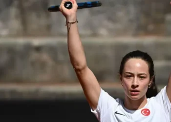Zeynep Sönmez’den çifte başarı: Wimbledon’da bir ilke imza attı, dünya sıralamasında hızla yükseldi! 🚀🌟
