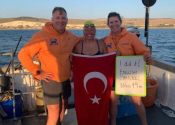 Melisa Uluarslan’dan tarihi rekor: Dünyanın en zorlu parkurlarından Manş Denizi’ni geçti 🏆🗺️