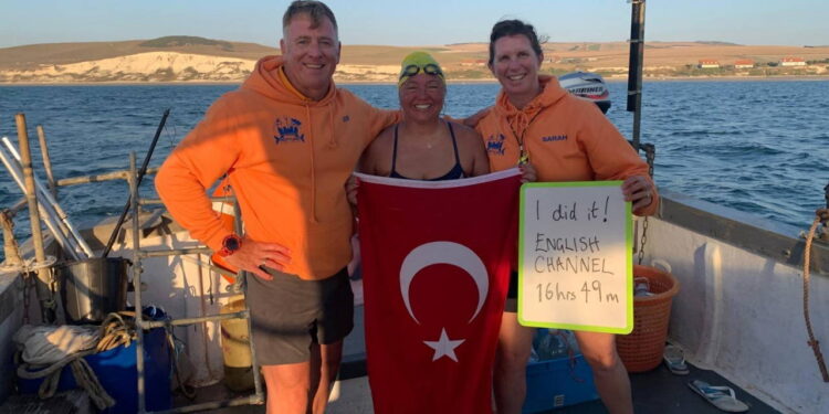 Melisa Uluarslan’dan tarihi rekor: Dünyanın en zorlu parkurlarından Manş Denizi’ni geçti 🏆🗺️