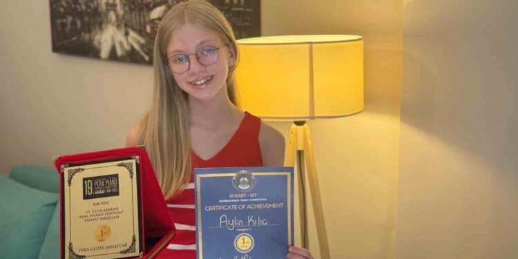 Türkiye’nin yeni müzik dehası Aylin Kılıç’tan piyano ile tarihi başarı: 9 yaşında lise diploması aldı 👏🏻🥳