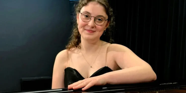 17 yaşındaki piyanist Ecem Taçalan, uluslararası alanda kazandığı 22 ödülle Türkiye’nin gururu oldu 🏆🌟