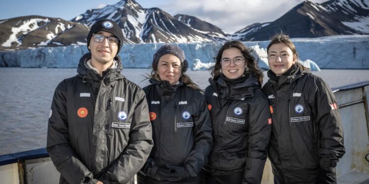 Türkiye’nin genç bilim insanları Arktik seferinde projelerini test ederek tarihe geçti 🧑🔬🇹🇷