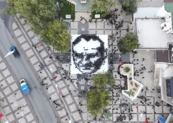 Denizli’den Ata’ya muhteşem saygı! Binlerce kişi yürüdü, 500 belediye personelinin oluşturduğu Atatürk silüeti büyük beğeni topladı 🖤