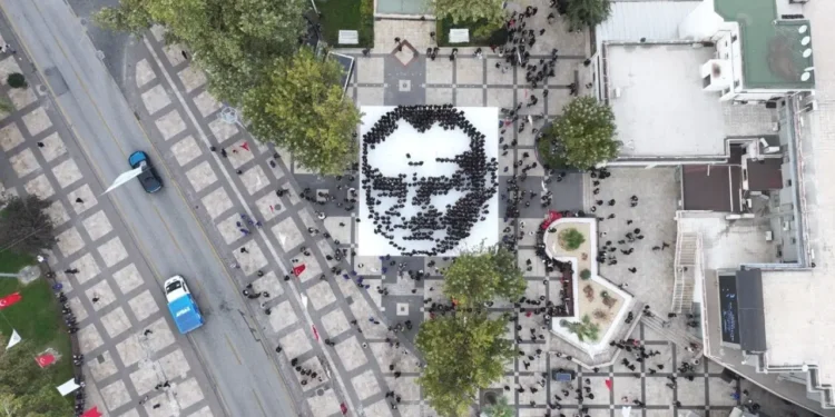 Denizli’den Ata’ya muhteşem saygı! Binlerce kişi yürüdü, 500 belediye personelinin oluşturduğu Atatürk silüeti büyük beğeni topladı 🖤