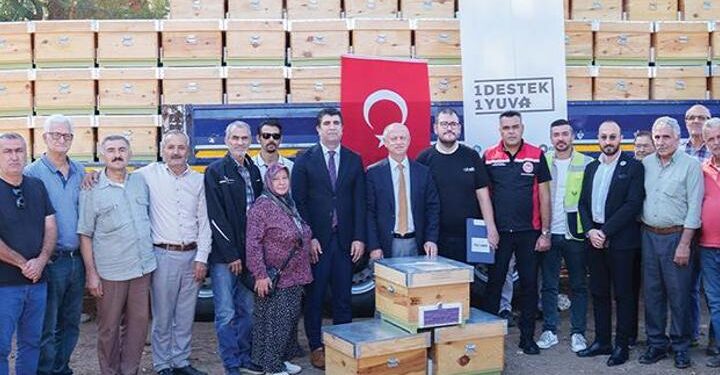İzmir’de Üretim Yeniden Canlanıyor: “1 Destek 1 Yuva” ile 500 Arı Kovanı Bölge Halkına Teslim Edildi.