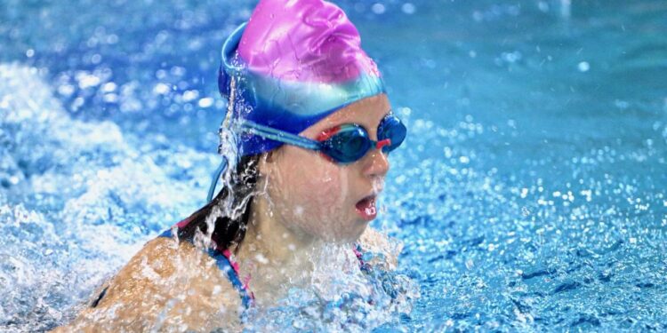 Down sendromlu sporcu Pelinsu yüzmede üç stilde yarışacak seviyeye ulaştı