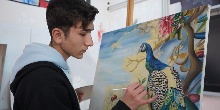 Şırnaklı lise öğrencisi Hüsam Oral, ABD’nin önde gelen sanat okullarından Virginia Commonwealth University’den tam burslu ve birinci sıradan kabul aldı.