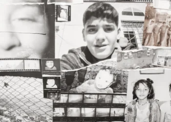 Mardin’de Fotohane Darkroom atölyesinde çocuklar karanlık odada fotoğraf basarken