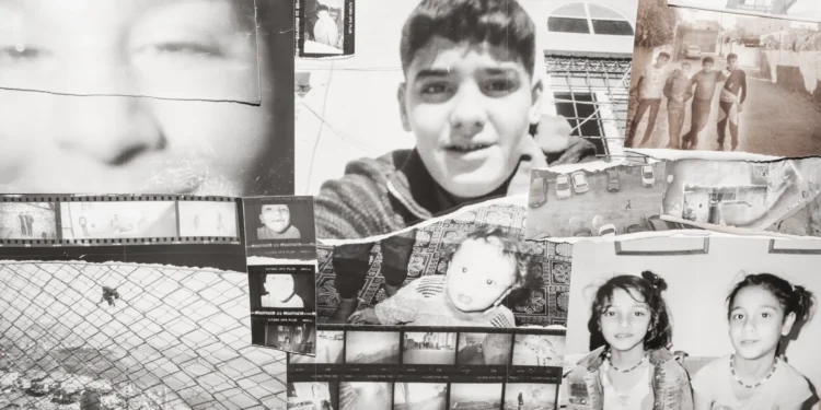 Mardin’de Fotohane Darkroom atölyesinde çocuklar karanlık odada fotoğraf basarken