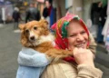 Trabzon’da yaşayan 61 yaşındaki Pakize Hatipoğlu, sokakta yaralı halde bulup sahiplendiği “Kukuli” isimli köpeğini, insanlardan korktuğu için sırtında taşıyarak gezdiriyor.