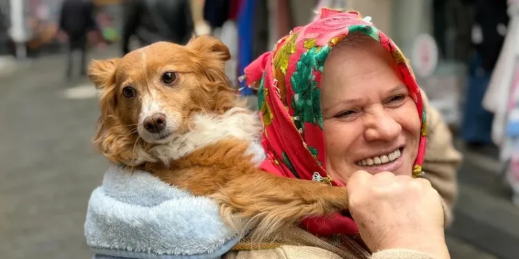 Trabzon’da yaşayan 61 yaşındaki Pakize Hatipoğlu, sokakta yaralı halde bulup sahiplendiği “Kukuli” isimli köpeğini, insanlardan korktuğu için sırtında taşıyarak gezdiriyor.